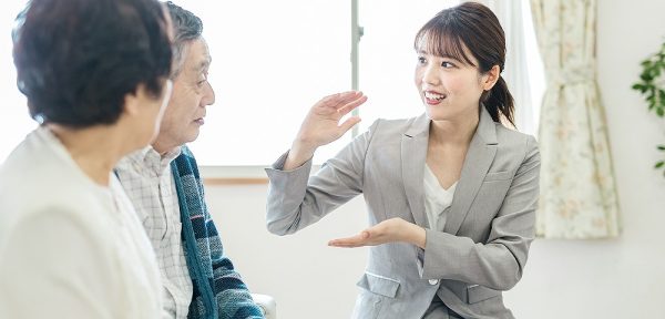 相続税対策の4つのポイント、生前贈与、生命保険、不動産、非課税制度や税額軽減制度の活用方法【税理士監修】